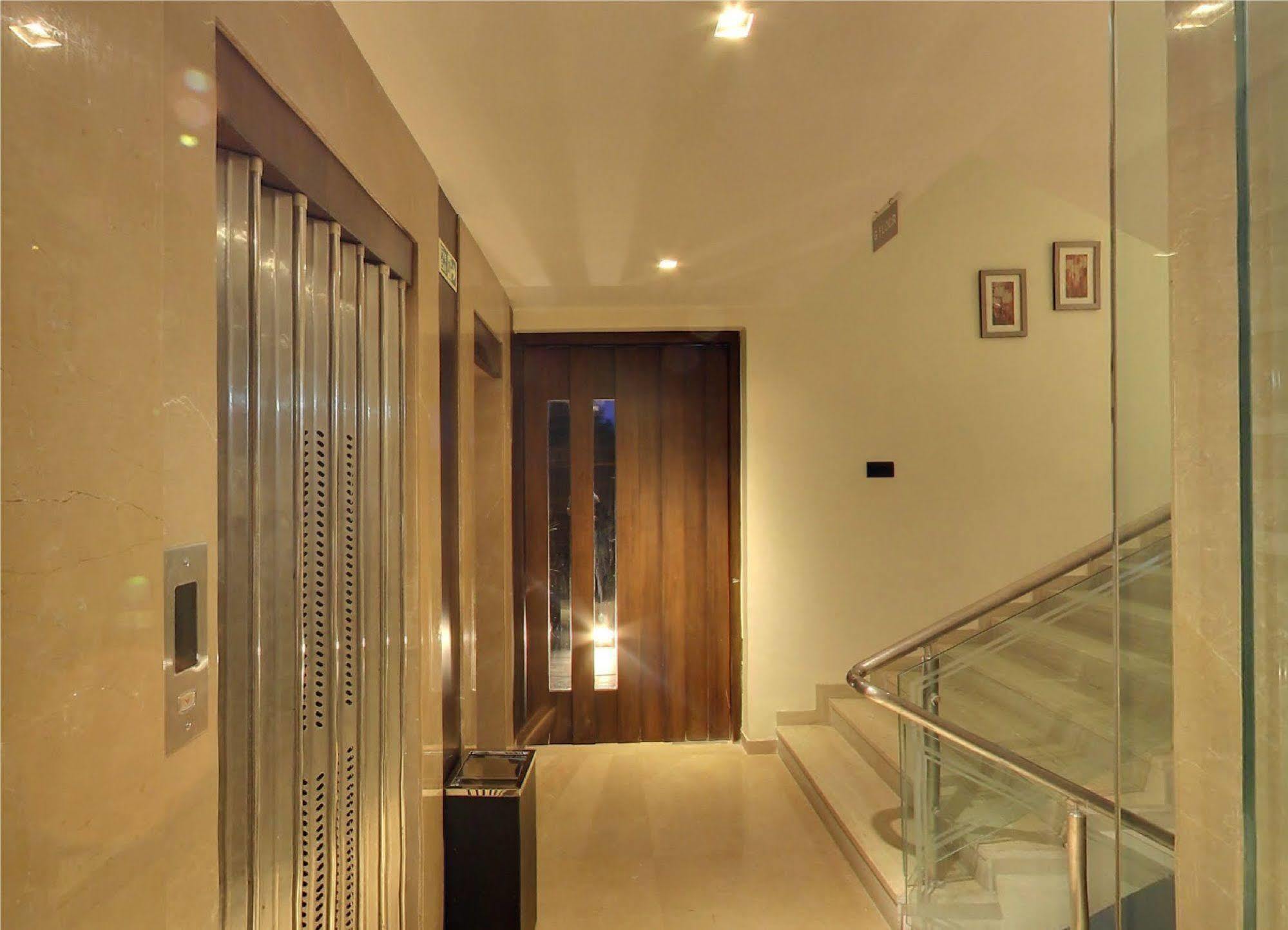 Oyo 1545 Hotel Shivani International Amhedabad Dış mekan fotoğraf