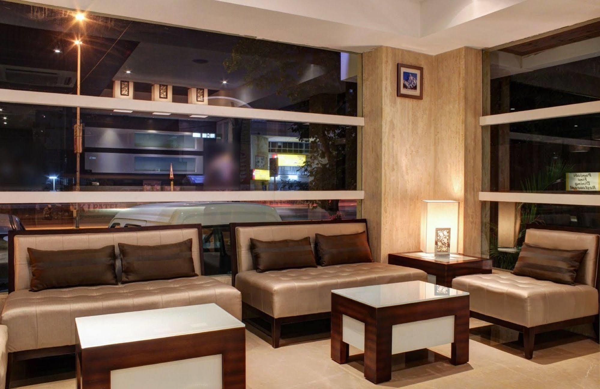 Oyo 1545 Hotel Shivani International Amhedabad Dış mekan fotoğraf
