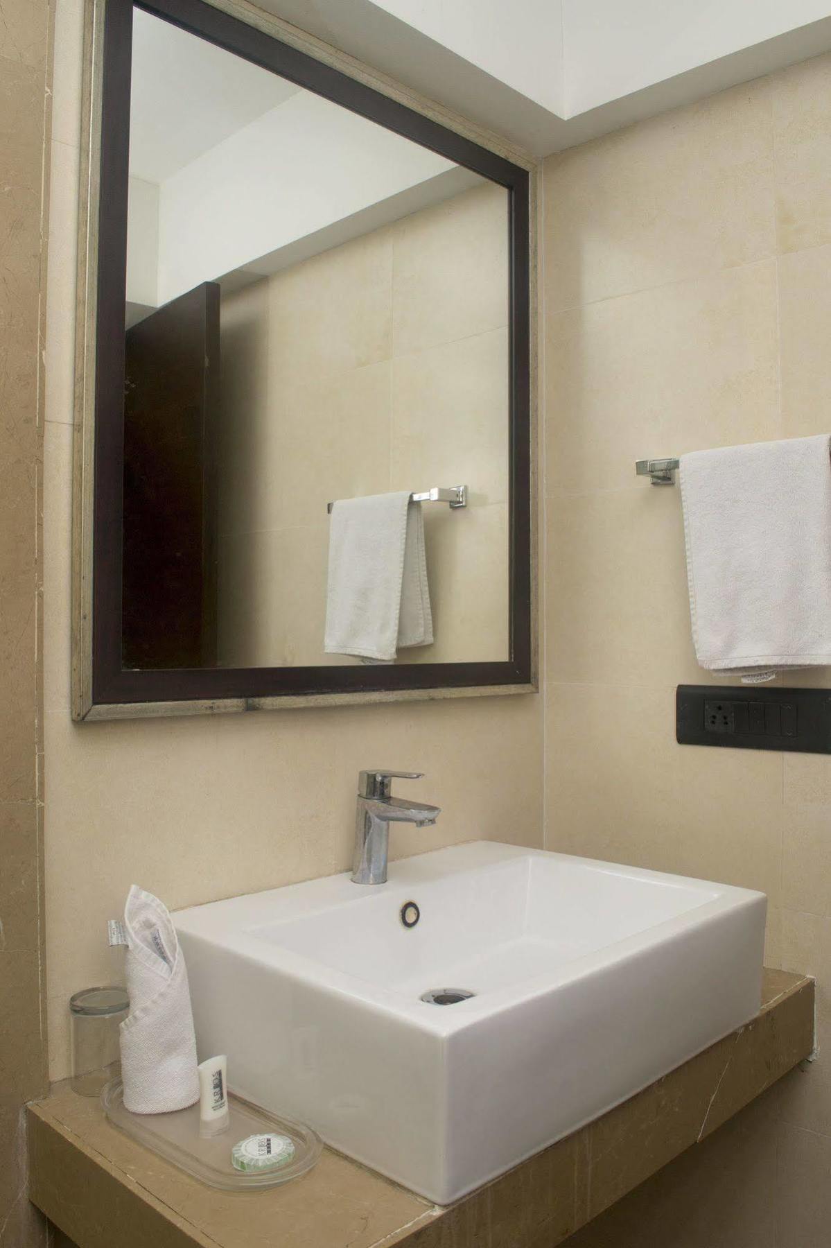 Oyo 1545 Hotel Shivani International Amhedabad Dış mekan fotoğraf