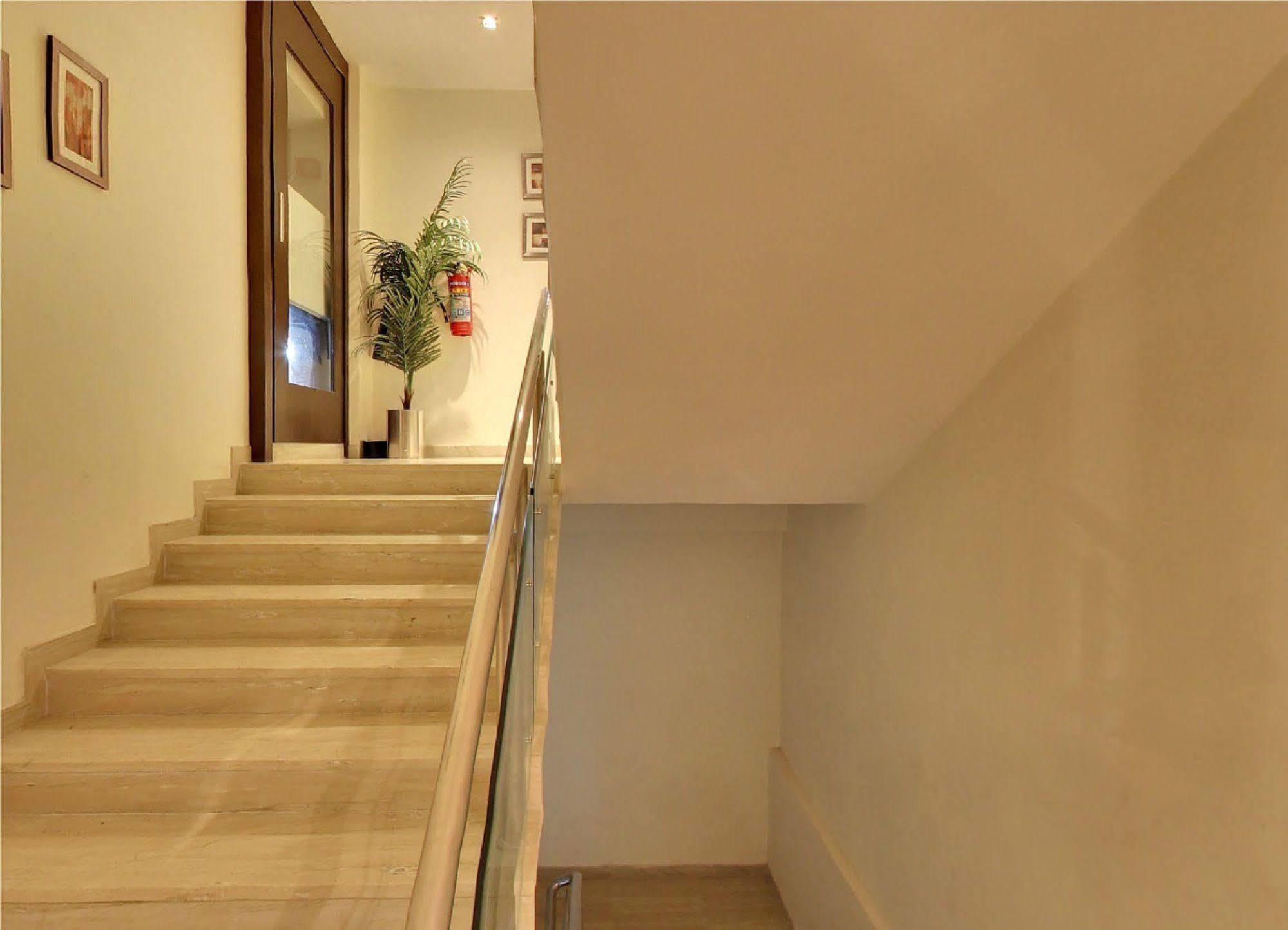 Oyo 1545 Hotel Shivani International Amhedabad Dış mekan fotoğraf